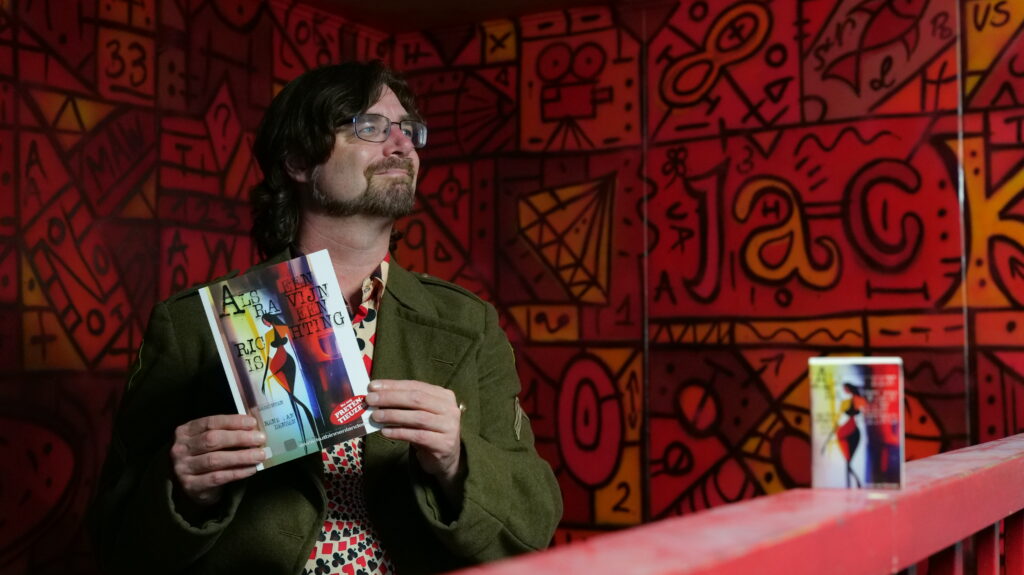 René van Densen met zijn dichtbundel en kaartset "Als Een Ravijn Een Richting Is"