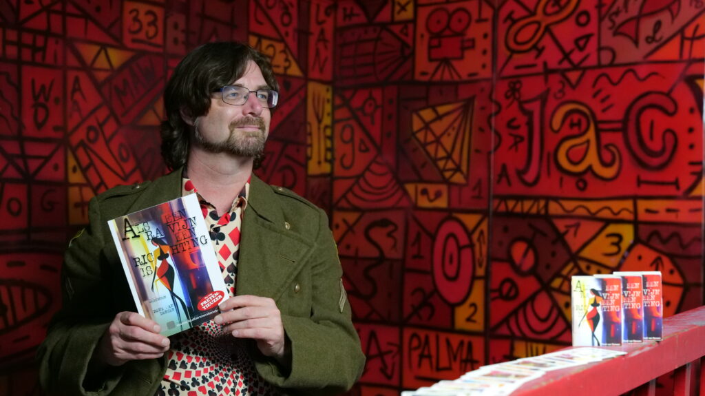 René van Densen met zijn dichtbundel en kaartset "Als Een Ravijn Een Richting Is"