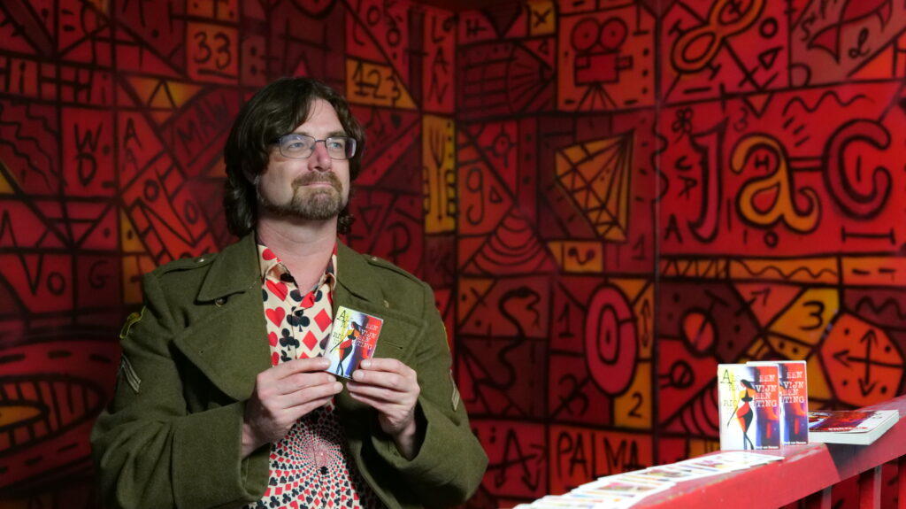 René van Densen met zijn dichtbundel kaartset "Als Een Ravijn Een Richting Is"