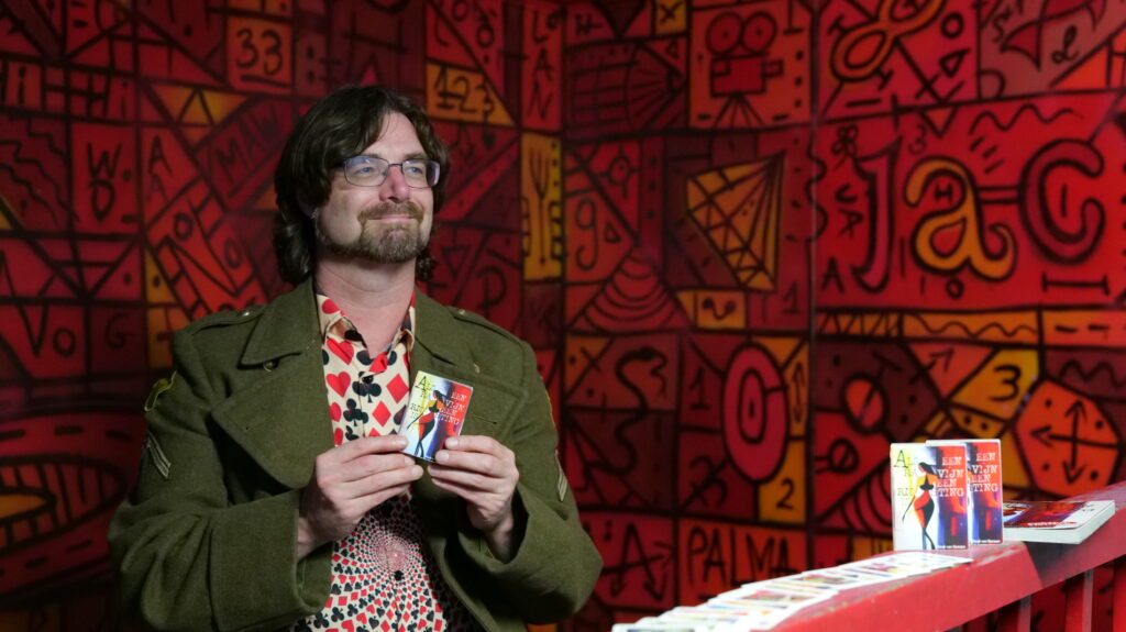 René van Densen met zijn dichtbundel kaartset "Als Een Ravijn Een Richting Is"