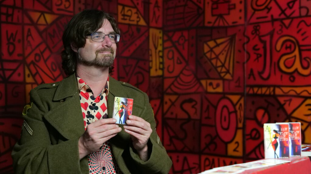 René van Densen met zijn dichtbundel kaartset "Als Een Ravijn Een Richting Is"