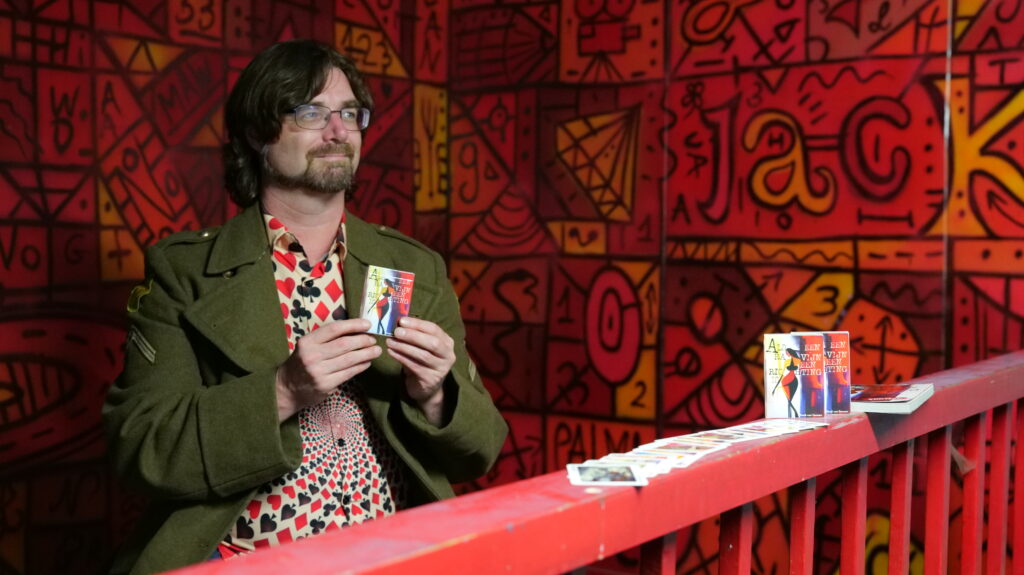 René van Densen met zijn dichtbundel kaartset "Als Een Ravijn Een Richting Is"