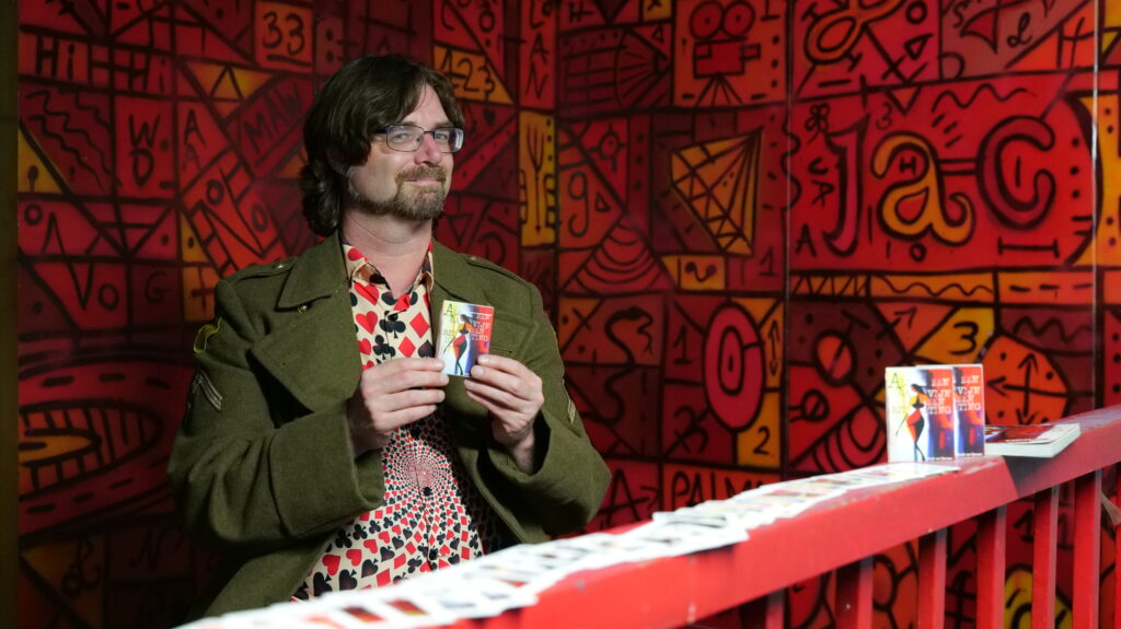 René van Densen met zijn dichtbundel kaartset "Als Een Ravijn Een Richting Is"