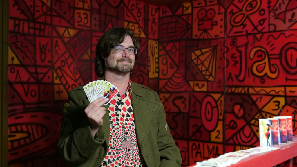 René van Densen met zijn dichtbundel kaartset "Als Een Ravijn Een Richting Is"