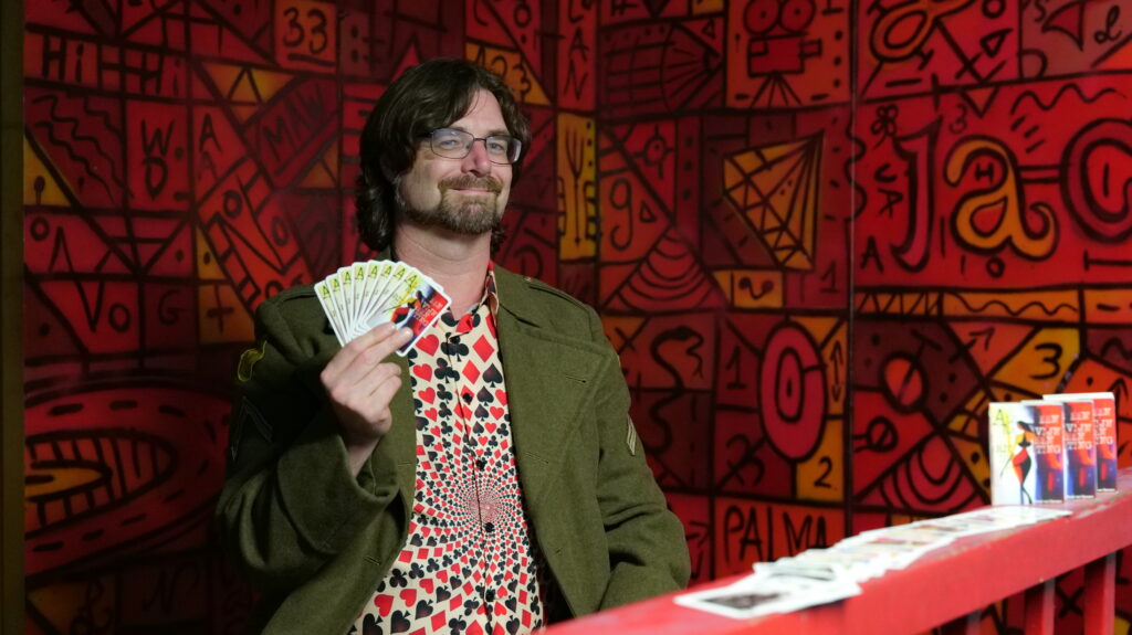 René van Densen met zijn dichtbundel kaartset "Als Een Ravijn Een Richting Is"