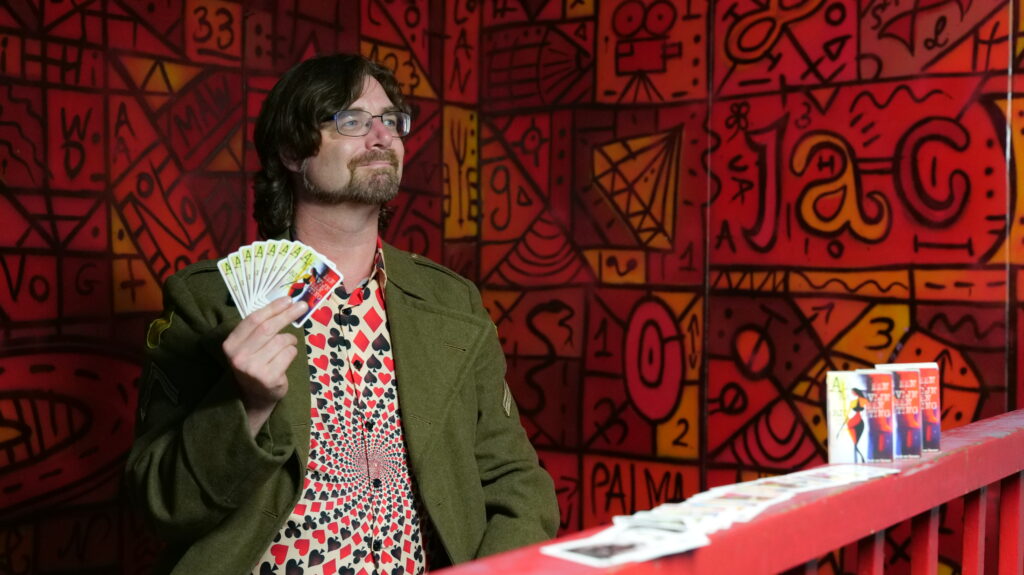 René van Densen met zijn dichtbundel kaartset "Als Een Ravijn Een Richting Is"