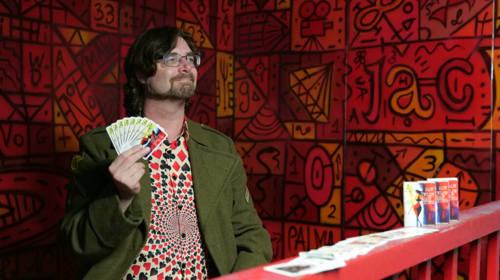 René van Densen met zijn dichtbundel kaartset "Als Een Ravijn Een Richting Is"