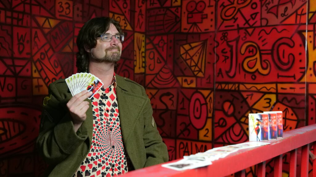 René van Densen met zijn dichtbundel kaartset "Als Een Ravijn Een Richting Is"