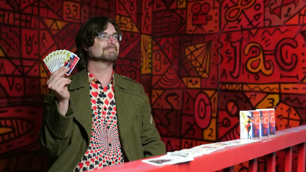 René van Densen met zijn dichtbundel kaartset "Als Een Ravijn Een Richting Is"